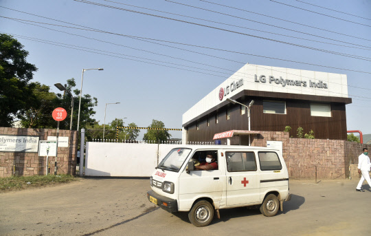 7일(현지시간) 가스 누출 사고가 발생한 인도 남부 안드라프라데시 주 비사카파트남의 LG폴리머스인디아 공장 앞으로 구급차 한 대가 지나고 있다. [AP=연합뉴스]